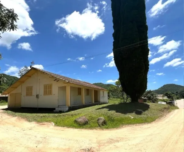 Vendo casa com excelente terreno rural 