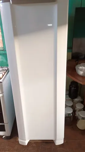 Geladeira semi nova parou de funcionar.. talvez seja gás ou não contato 