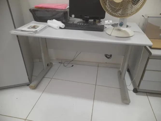 Mesa escritório na cor madeira Med. 1 20 X 70cm sem gavetas