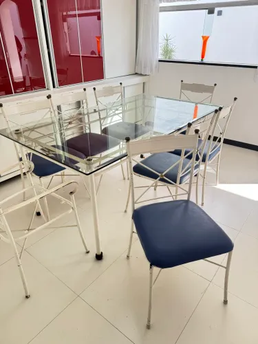 Mesa de jantar com 8 cadeiras base em serralheria artística tampo em vidro bisotè. 180cm
