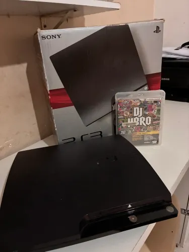 PS3 250GB na Caixa + Jogo DJ Hero Original - Com Defeito / p/ Peças ou Conserto