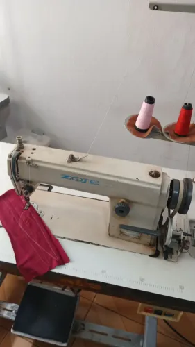 MÁQUINA RETA EM EXELENTE ESTADO