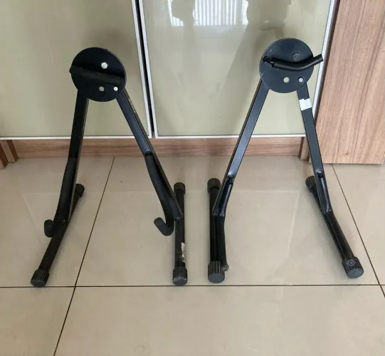 Suporte de chão de guitarra e violão.