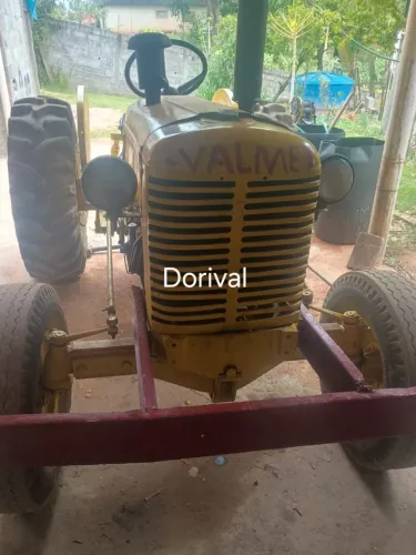 Trator Valmet 62 com grade e roçadeira