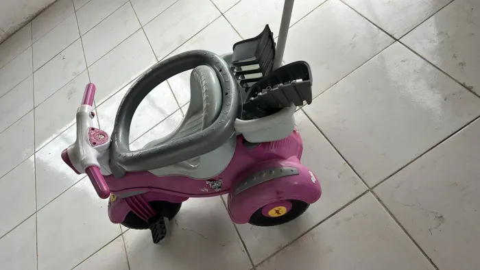 Motoca menina