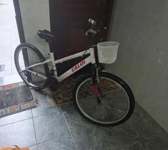 Vendo bicicleta Caloi Cecília aro 24,na cor branca, muito bonita e conservada.