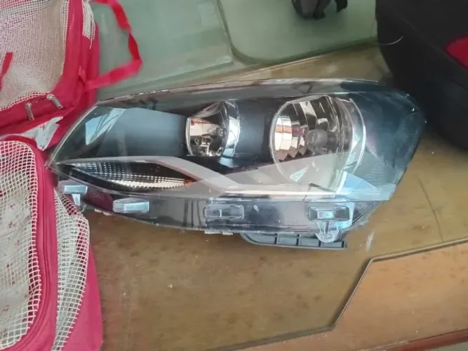VENDO UM FAROL DIANTEIRO ESQUERDO CHEROKEE