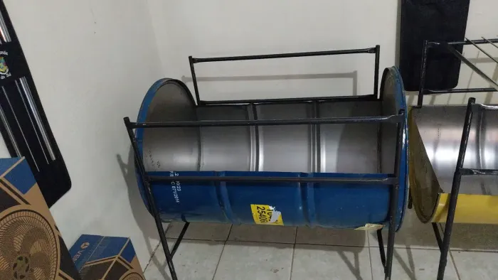 Churrasqueira de tonel inteiro c fundo duplo e abas nas laterais.