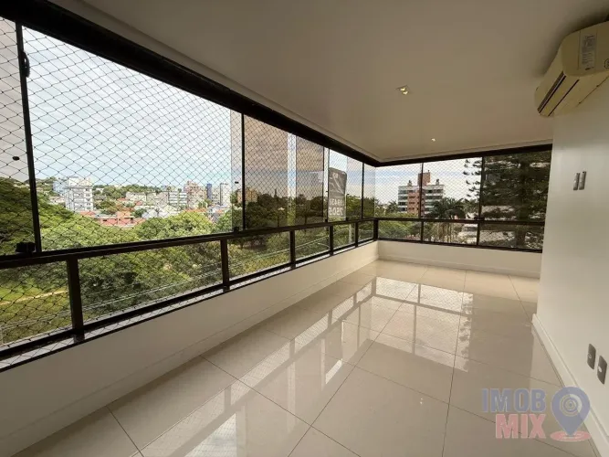Em frente à Praça Libanesa, vista livre e perene, no bairro Jardim Lindóia