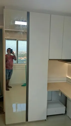Marceneiro fabrico móveis planejados