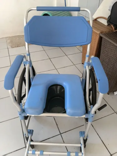 Cadeira de rodas e pra banho pra deficientes.