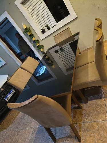Mesa com tampo de vidro, 6 cadeiras estofadas!