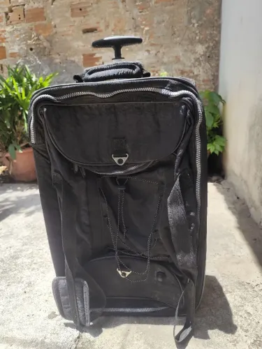 Sacola grande com rodas do tamanho de mala média
