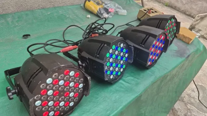 Vendo 4 unidades do Refletor PAR LED Betopper LPC007