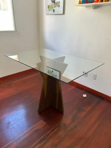 Mesa de vidro 1,20m com base em madeira maciça de Imbuia - luxo e resistência