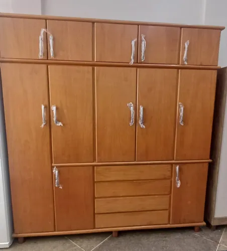 Guarda roupa de madeira