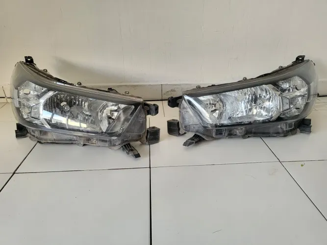 PAR FAROL DIANTEIRO E TRASEIRO HILUX. 1.000 Reais o par dianteiros  500 reais os TRASEIRO 