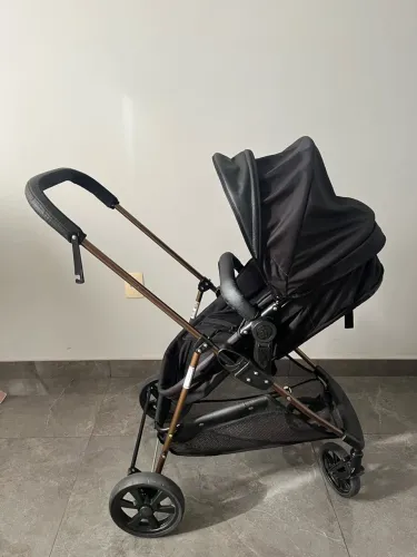 Carrinho de bebê(acompanha bebê conforto)