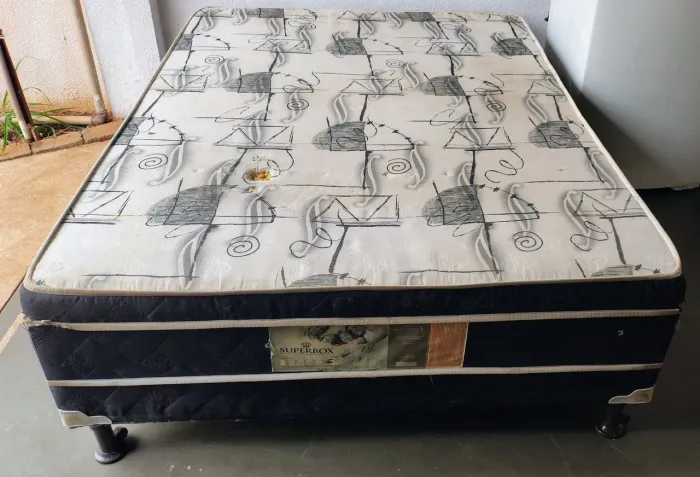 Cama box casal colchão grudado na base 