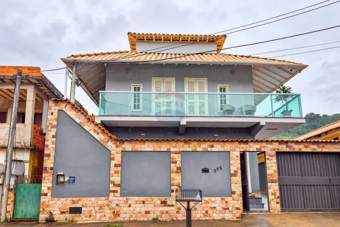 Casa de Alto Padrão com 3 suítes e energia solar à venda no Bairro Pilões, em Três Rios-RJ
