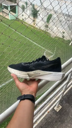 Tênis de corrida Nike ZoomX Vaporfly 3 em preto e dourado metálico