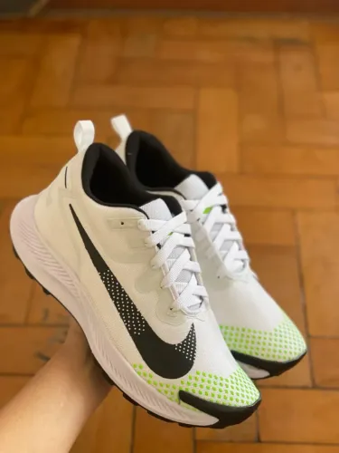 Tênis Nike Pegasus branco academia 