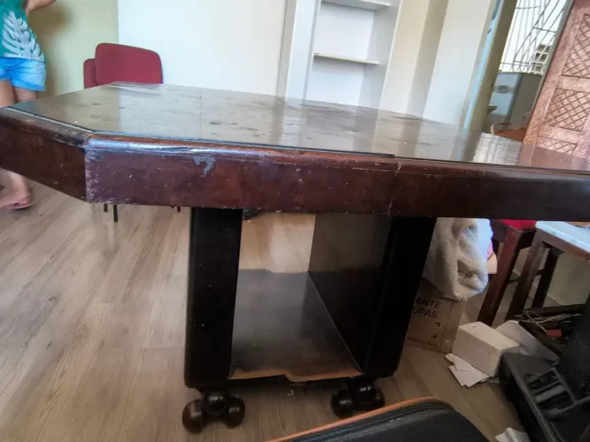Mesa em madeira de lei