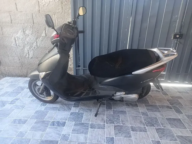 Vendo ou troco moto lead.
