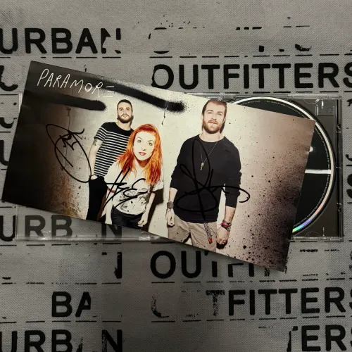 CD AUTOGRAFADO Paramore - Paramore 2013 (USADO)