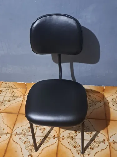 Cadeira de ferro preta com assento e encosto Novos, recém reformados.