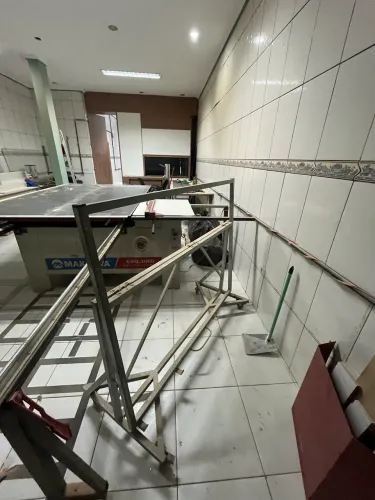 Esquadrejadeira,coletor,furadeira,carrinho tombador,bancada de apoio 
