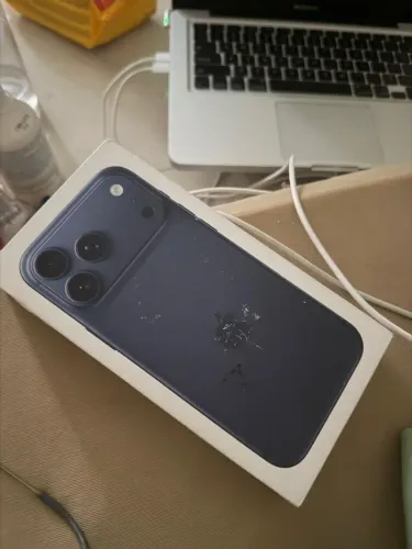Vendo iPhone 17 pro Max azul semi-novo