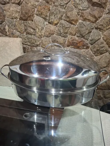 Vendo Rechaud oval em aço inox com tampa medida 0,47 x 0,33 x 0,08 4 a 5 ltrs