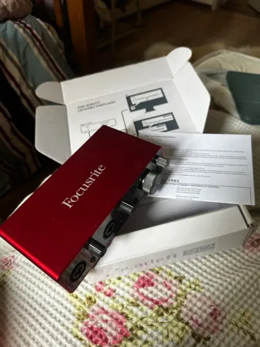 Interface de Áudio Focusrite Scarlett 2i2 + Caixa e Cabo USB-C Original (+ Cabo XLR)