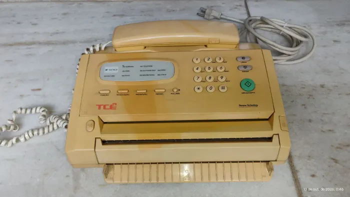 Fax e calculadora antiga