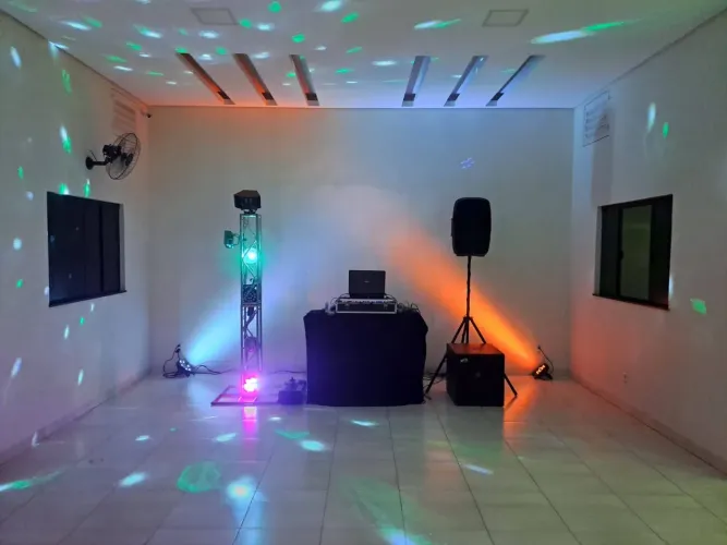 Som, jogo de luz e dj 