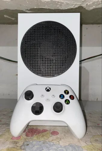 XBOX SÉRIES S SEMINOVO + CONTROLE BRANCO