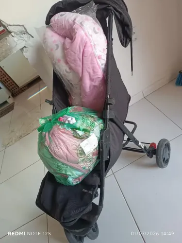 Roupas de bebê e carinho