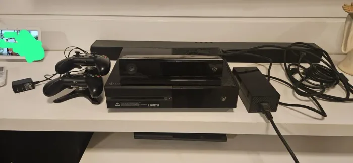 Xbox One 500GB + Kinect + 2 controle + 2 jogos + 