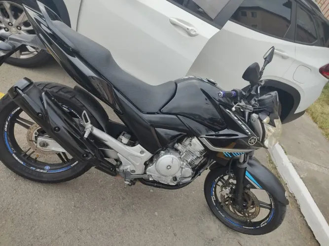 VENDO OU TROCO MOTO FAZER 250cc ANO 2012 POR CARRO !!