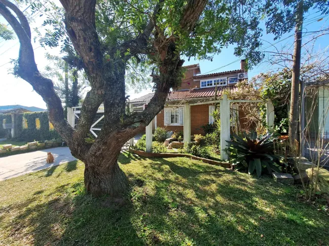 Casa para venda possui 200 metros quadrados com 5 quartos em Laranjal - Pelotas - Rio Gran