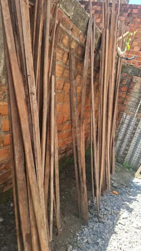 Vende,se 200 mts de ripa de 3 e 2 mts de comprimento madeira mista da boa