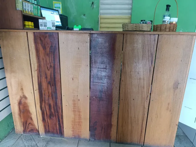 Balcão de pinus