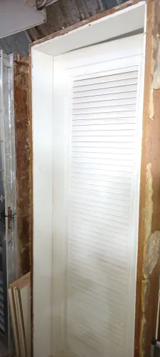 PORTA DE MADEIRA COM PALHETAS PARA VENTILAÇÃO MADEIRA MACIÇA BATENTE LARGO /// R$850,00