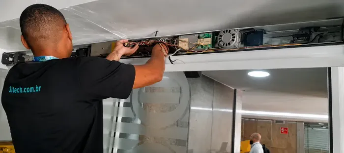 Manutenção e instalação de portas automáticas e manuais