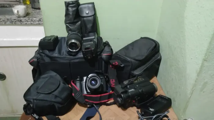 Máquina fotográfica canon completa e filmadora JVC 700 reais