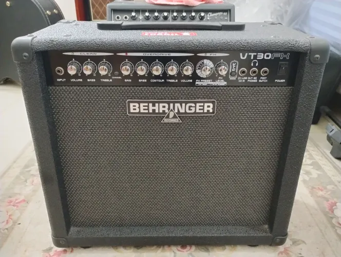 Amplificador Cubo Behringer VT 30FX
