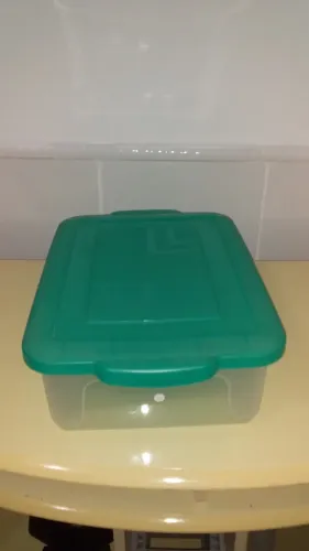 Caixa organizadora de plástico.