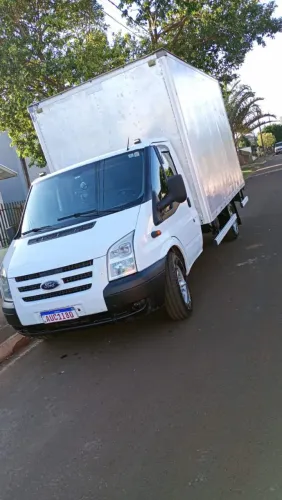 Fretes, mudanças e transporte de cargas em geral.