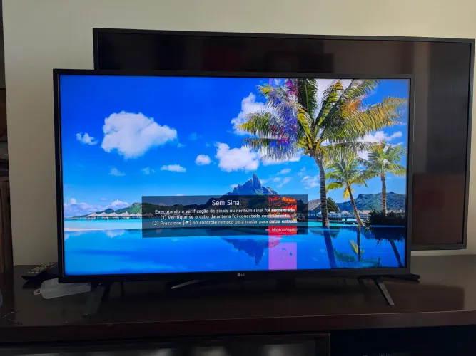 SmartTV LG 43 LED 4K com Faixa Vertical na Tela